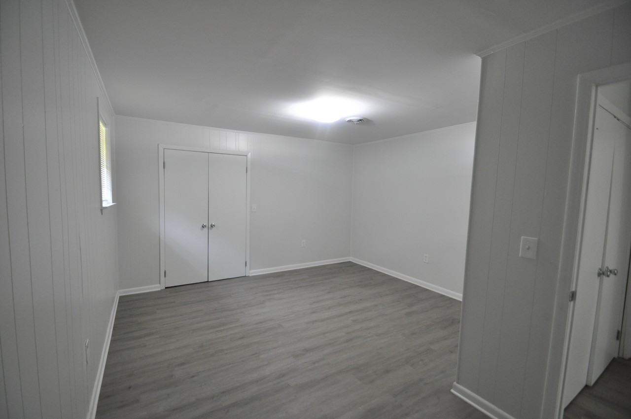 715 S Valley Rd - Photo 3 of 11