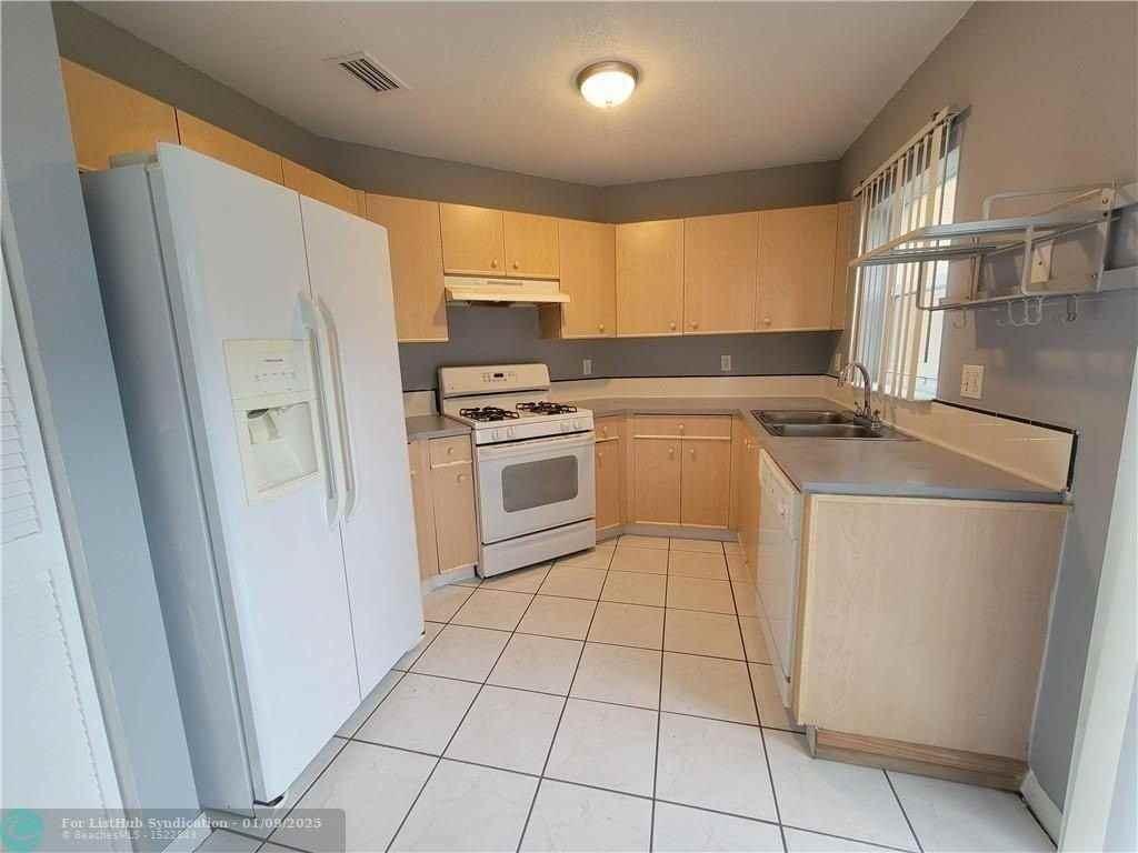 8904 Nw 53rd Ct - Photo 6 of 17