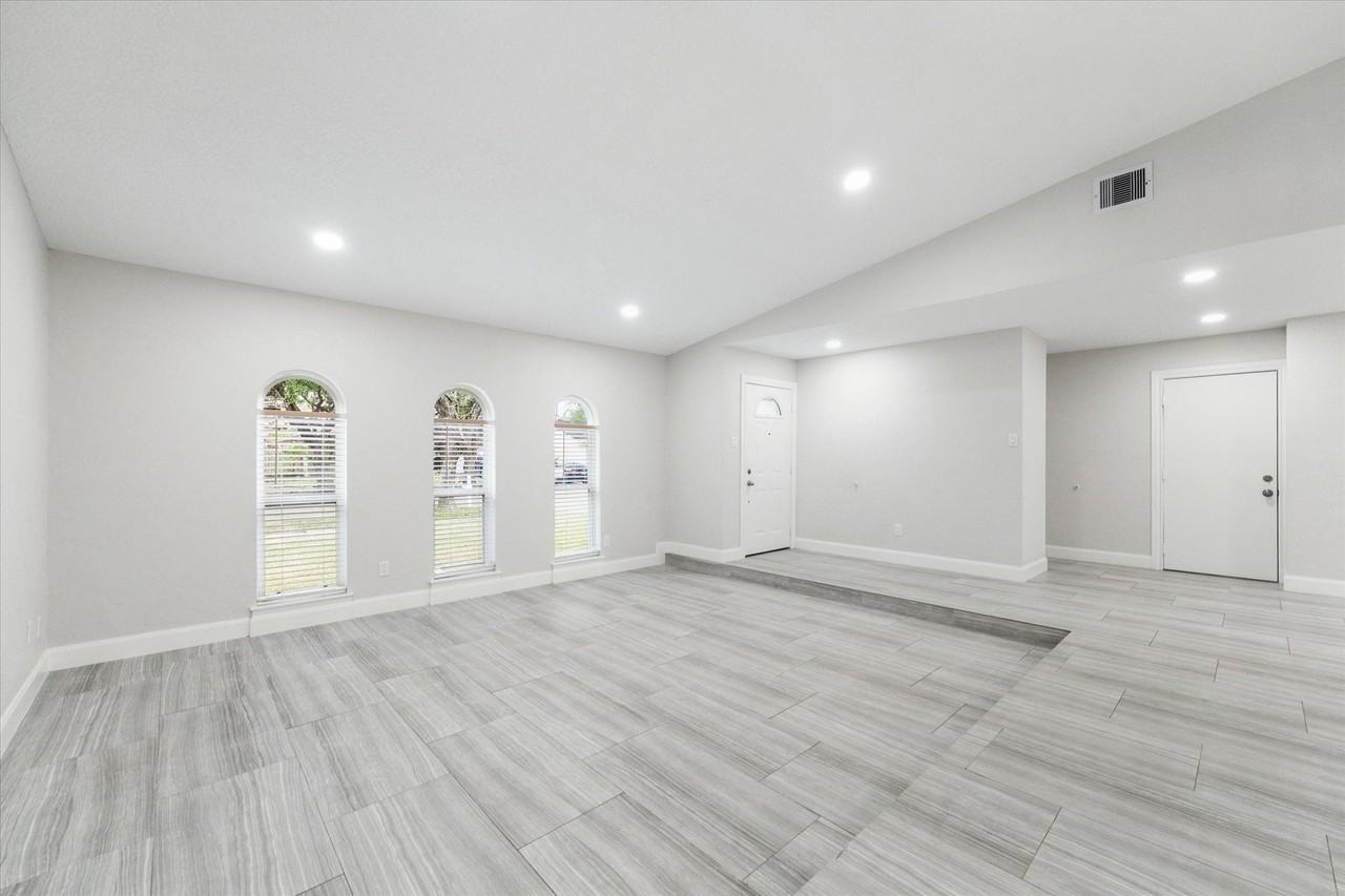 3822 Lost Oak Dr - Photo 2 of 17