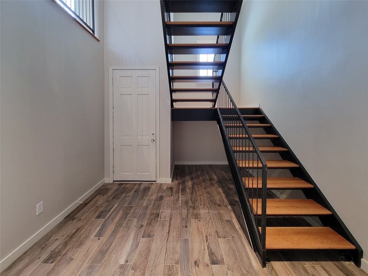 323 E 20th St - Photo 2 of 38