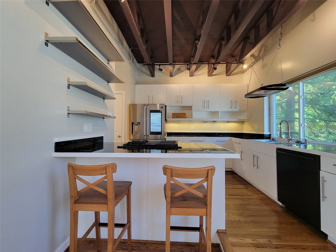 323 E 20th St - Photo 5 of 38