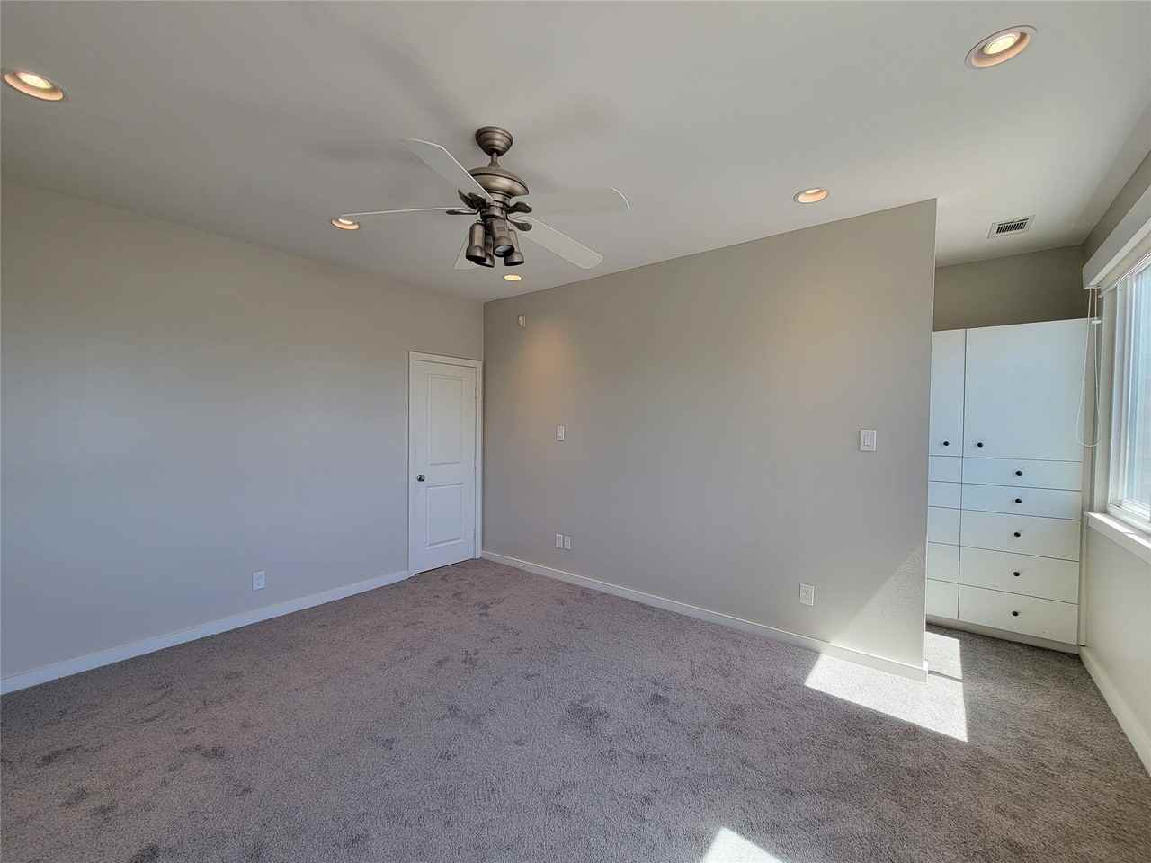 323 E 20th St - Photo 6 of 38