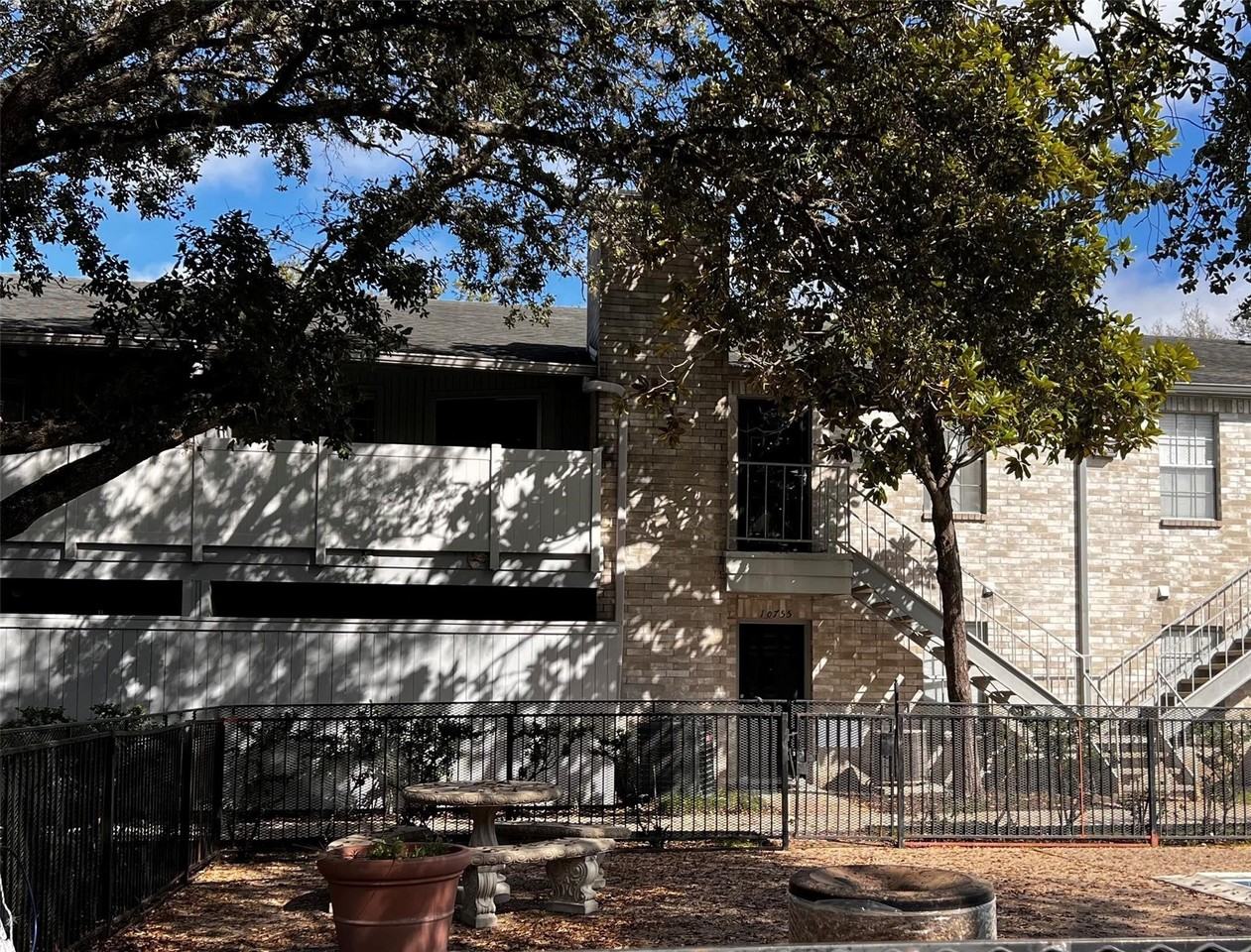 10753 Braes Bend Dr - Photo 2 of 15