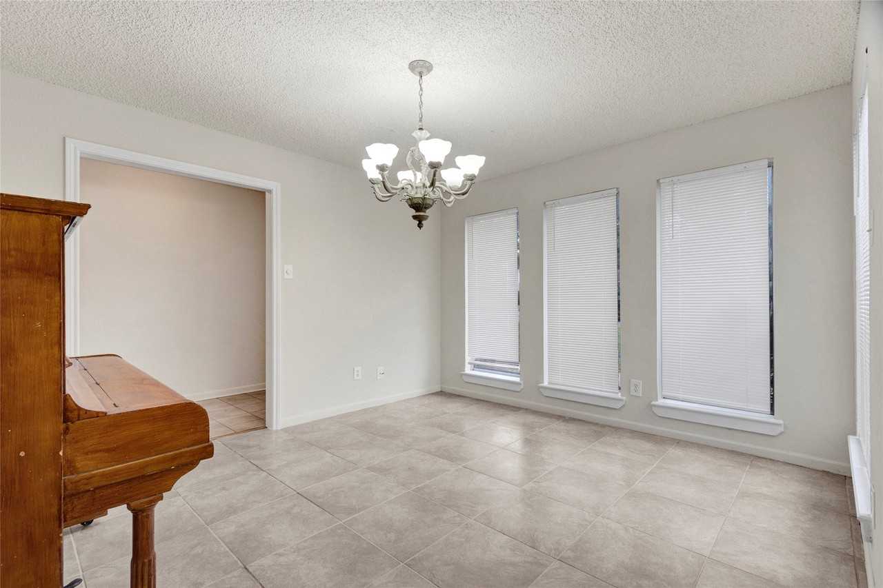 414 N Pecan Dr - Photo 4 of 20