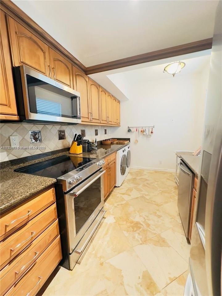 900 Greensward Ln - Photo 5 of 29