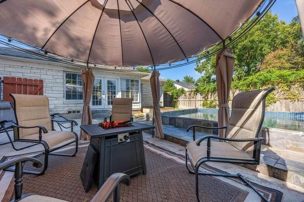 2240 Lawndale Dr - Photo 5 of 40