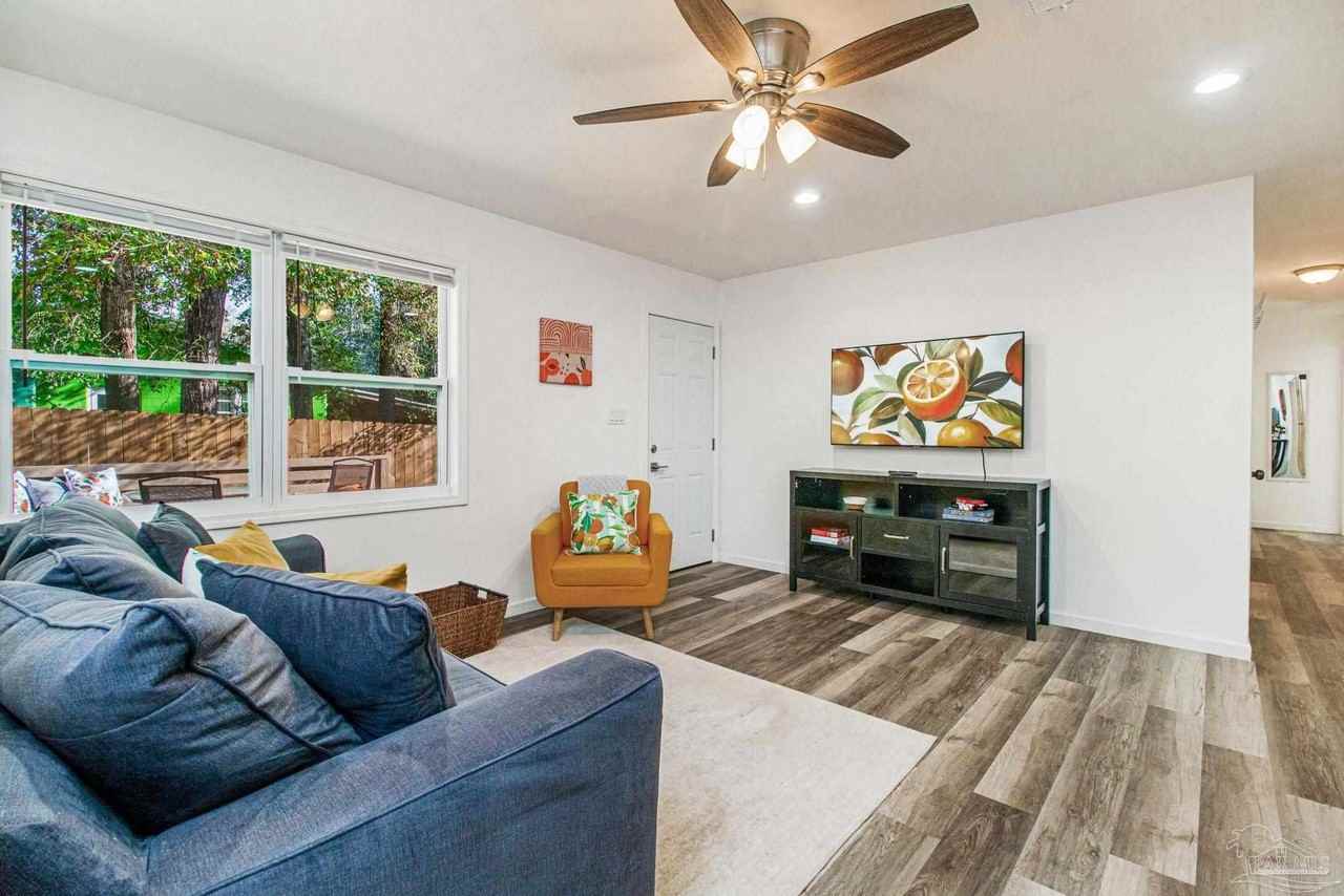 100 Mango St - Photo 4 of 40