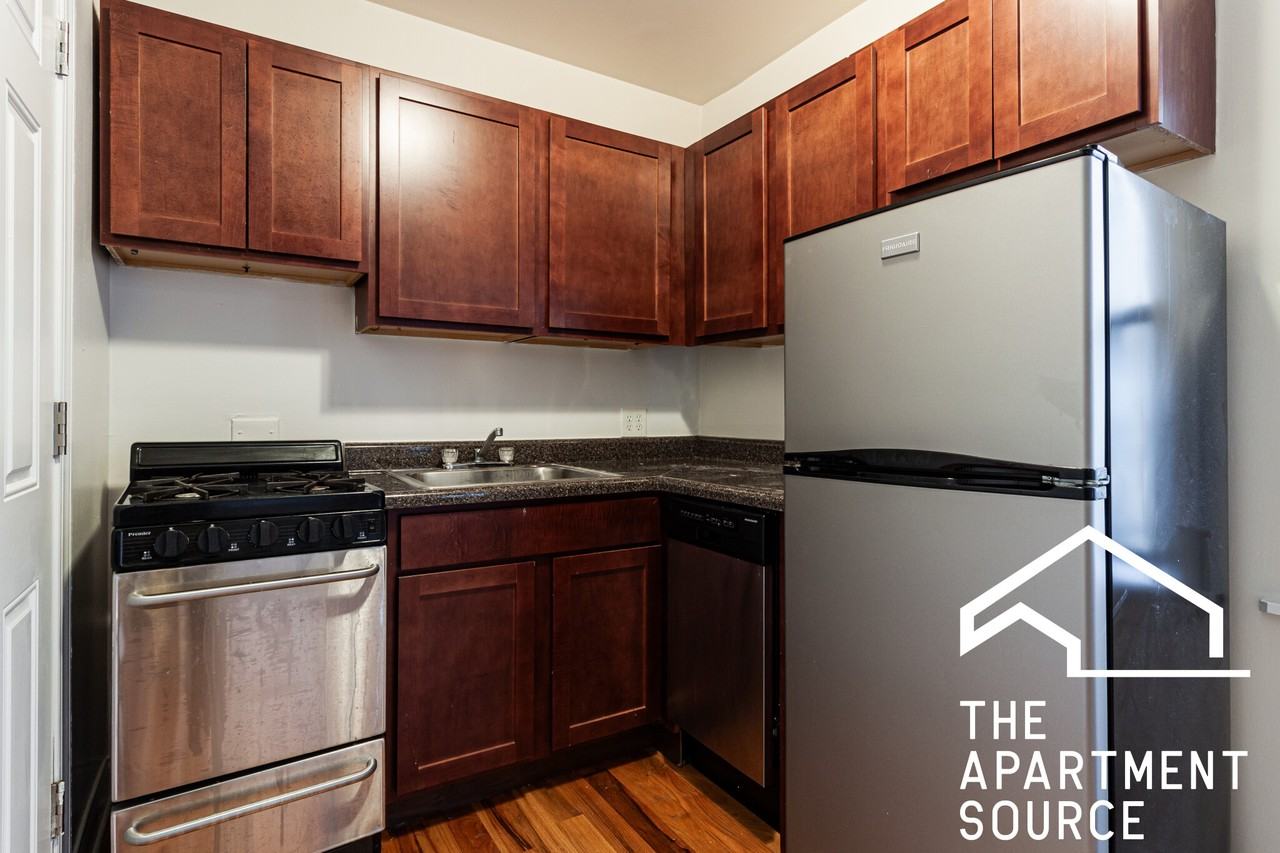 817 W Cornelia Ave #202 - Photo 2 of 9