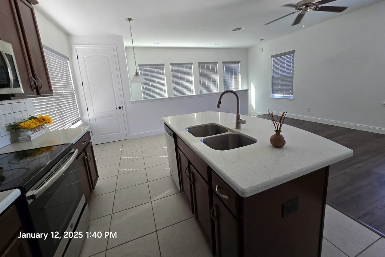 8677 Reymont St - Photo 3 of 9