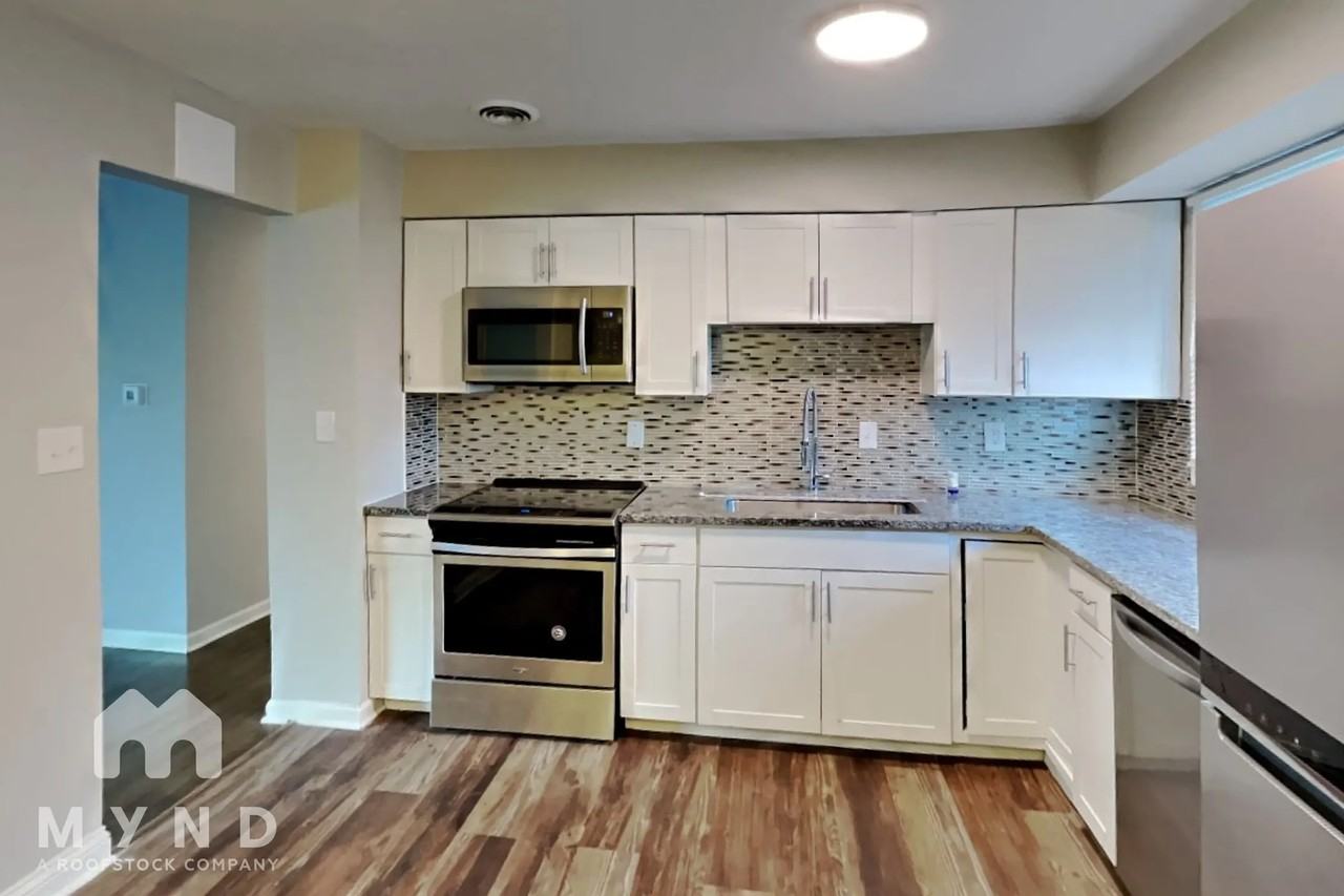 403 Baywood Pl - Photo 2 of 16