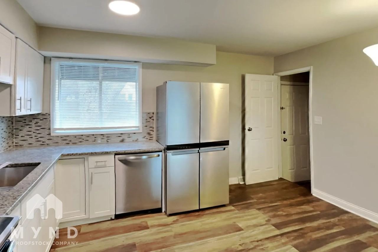 403 Baywood Pl - Photo 3 of 16