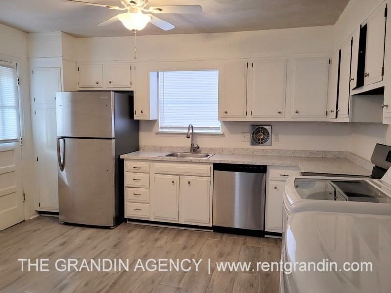 1702 Colgate St Ne #1702 - Photo 3 of 11