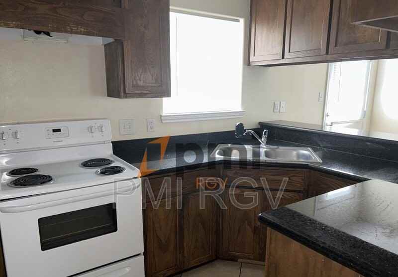 300 W Albatross Ave - Photo 3 of 15