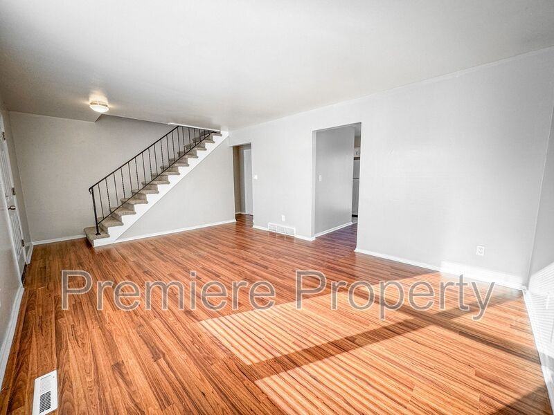 214 N Oak St #B - Photo 3 of 12