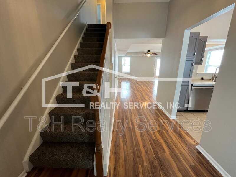 10896 Riverwood Blvd - Photo 3 of 26