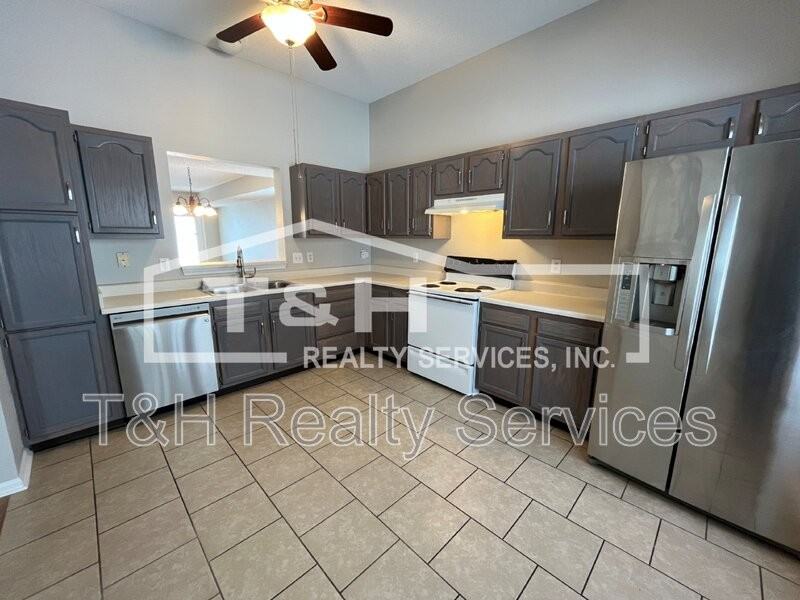 10896 Riverwood Blvd - Photo 5 of 26