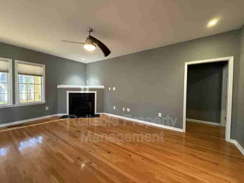 1016 Turnberry Ln - Photo 3 of 32