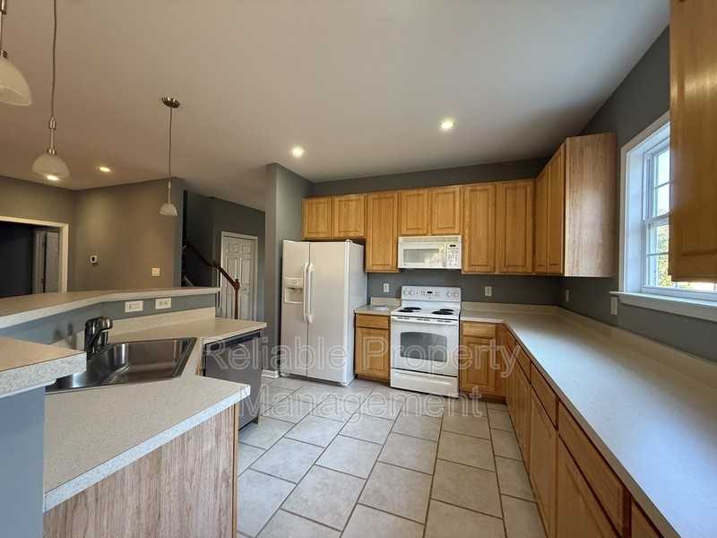 1016 Turnberry Ln - Photo 4 of 32