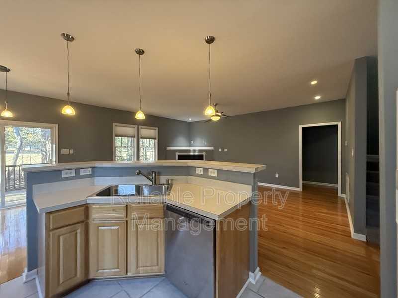 1016 Turnberry Ln - Photo 5 of 32