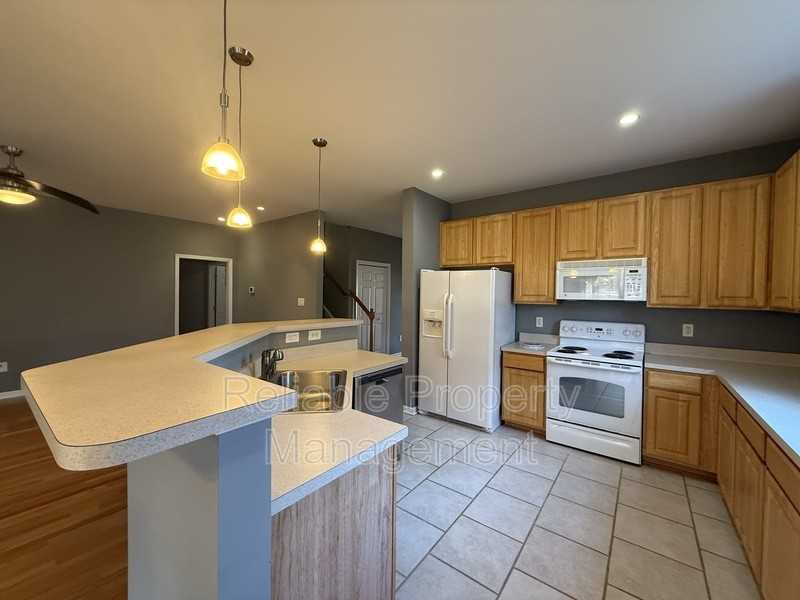 1016 Turnberry Ln - Photo 6 of 32