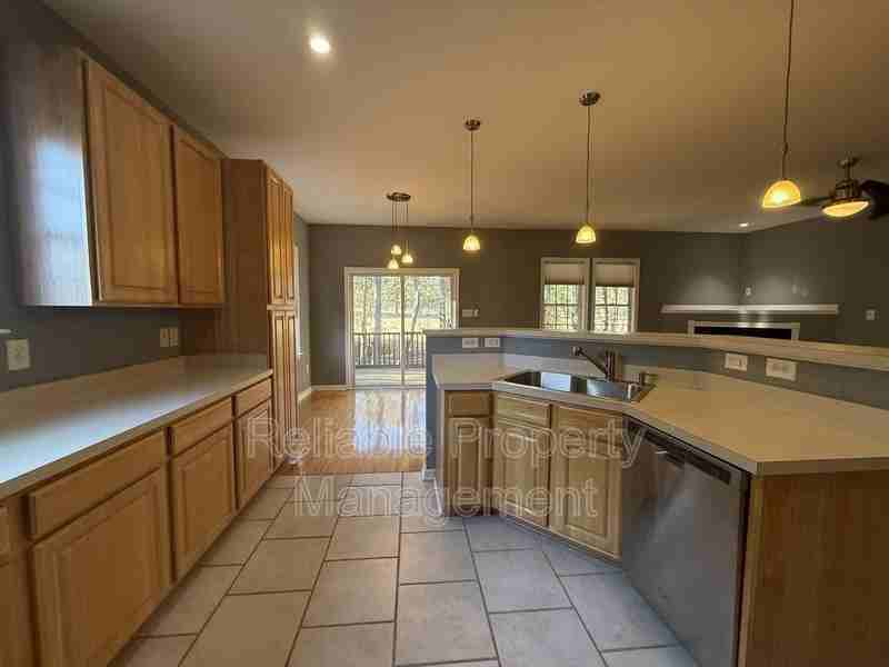 1016 Turnberry Ln - Photo 7 of 32