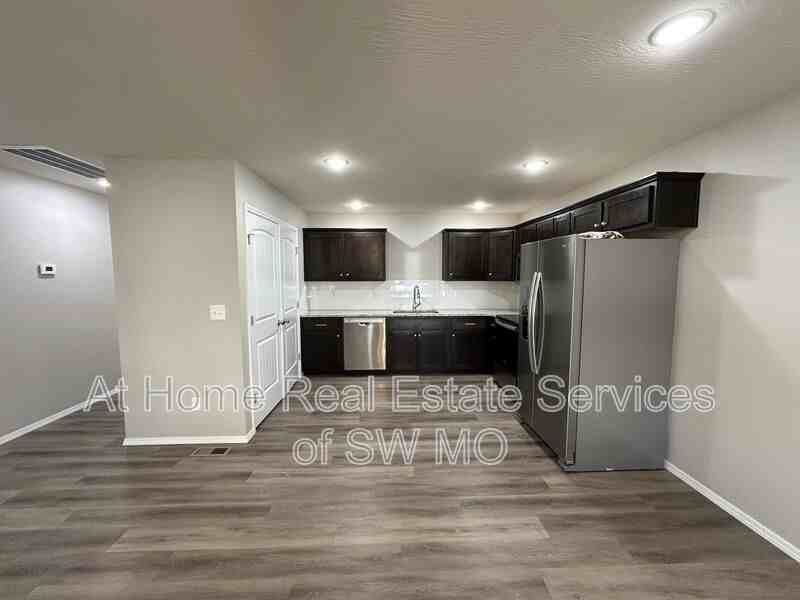 702 E Watermill Cir - Photo 3 of 14