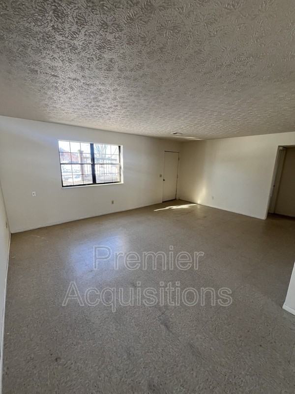 201 E Woodlawn Ave #18 - Photo 2 of 5