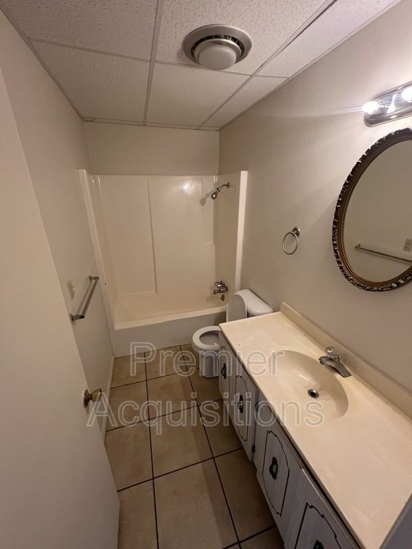 201 E Woodlawn Ave #18 - Photo 4 of 5