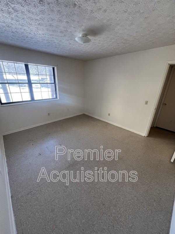 201 E Woodlawn Ave #18 - Photo 5 of 5