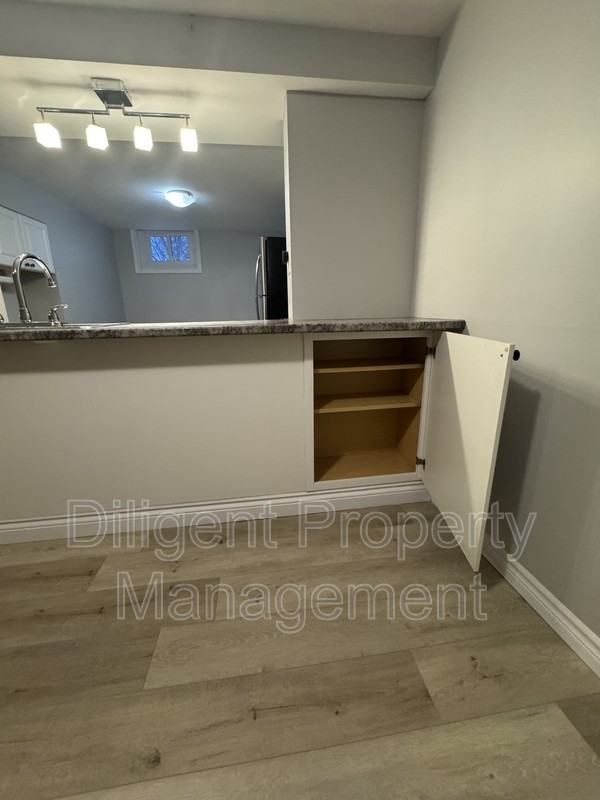 736 Stormont St - Photo 5 of 36