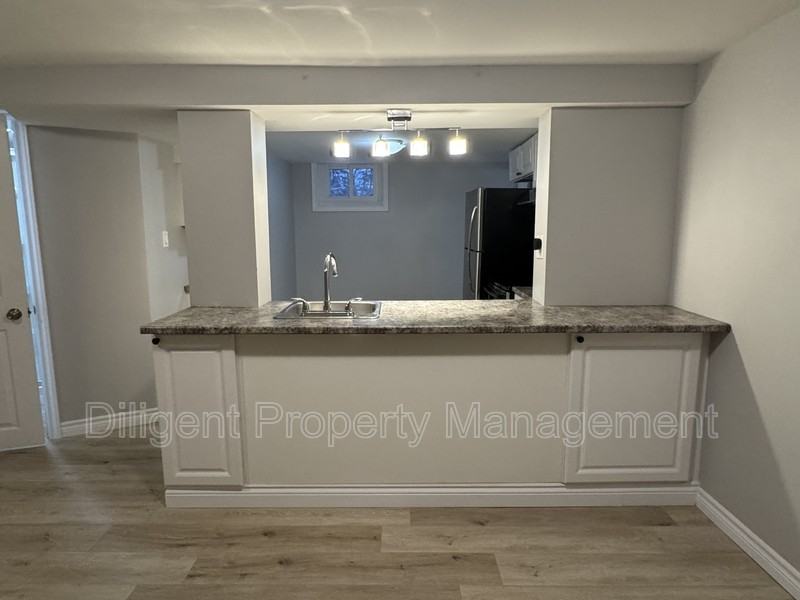 736 Stormont St - Photo 6 of 36