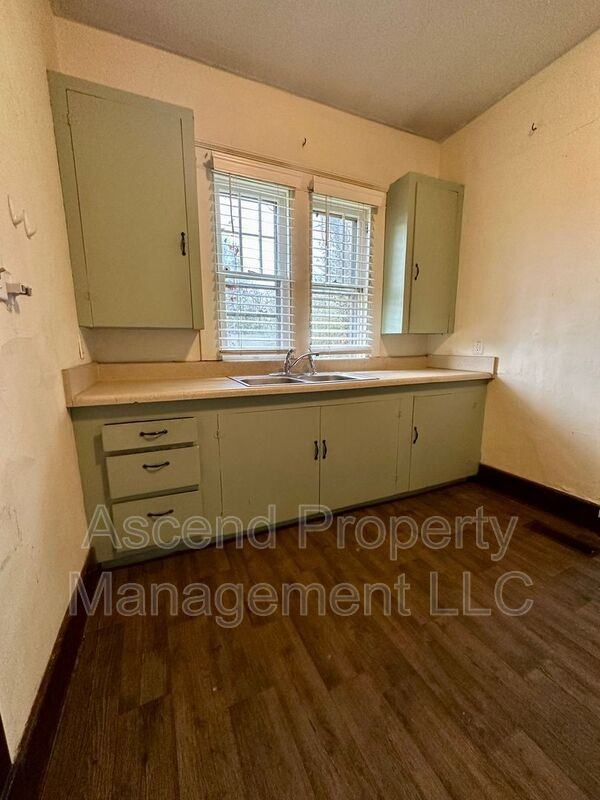 818 Gillespie Rd - Photo 4 of 12