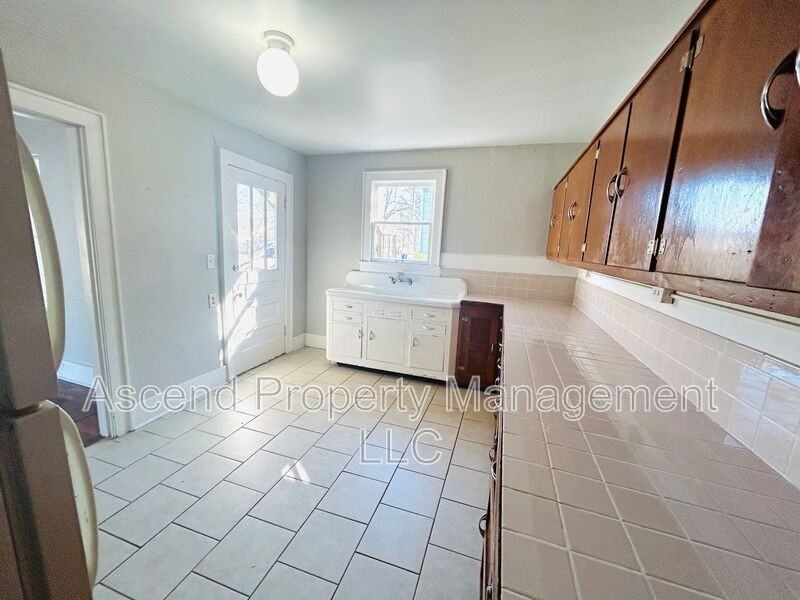 4504 Old Mission Rd - Photo 4 of 9