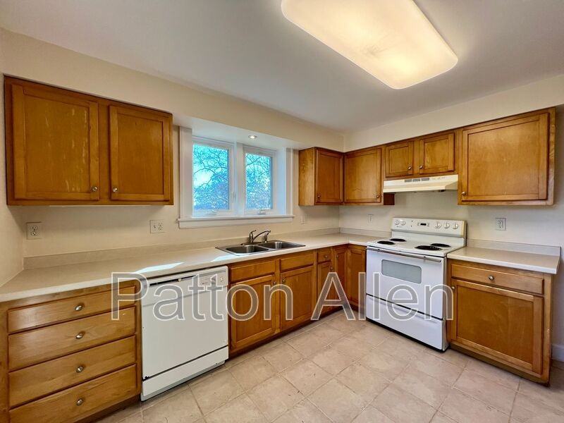 334 Barnard Ave - Photo 4 of 28