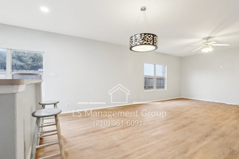 4738 Rosemarys Farm - Photo 5 of 34