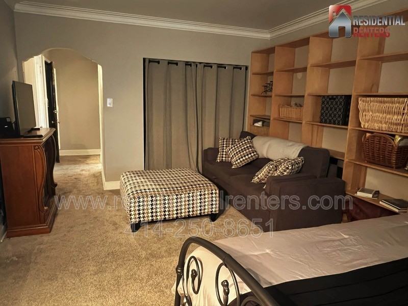 1028 E Juneau Ave #606 - Photo 2 of 9