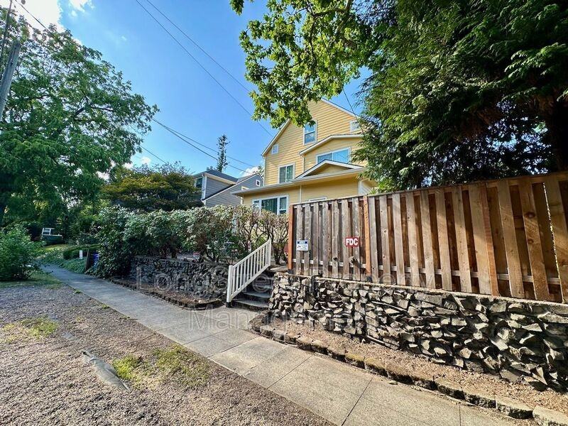 2625 Ne Clackamas St #1 - Photo 3 of 19