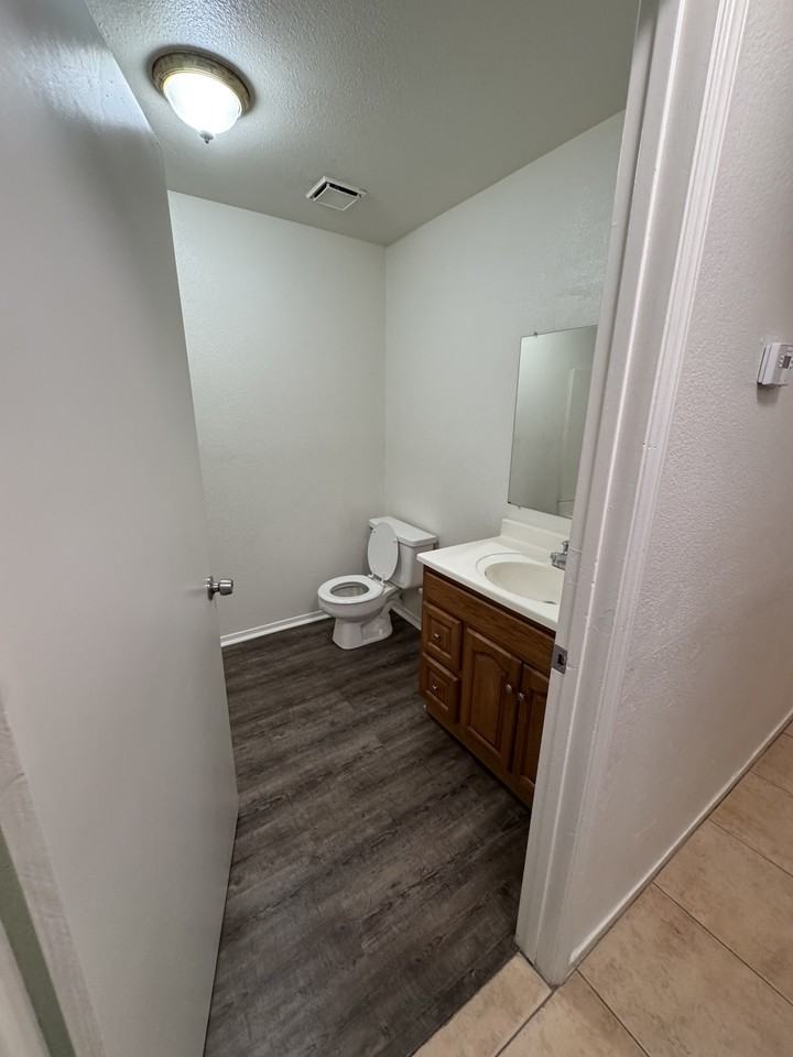 3352 N Marks Ave - Photo 2 of 12