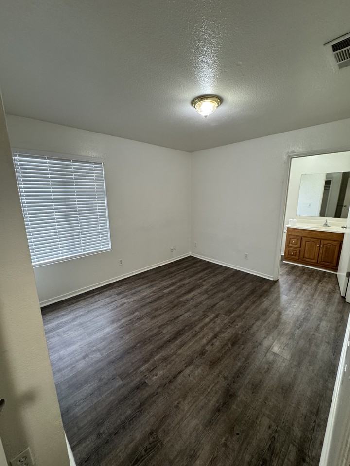 3352 N Marks Ave - Photo 3 of 12