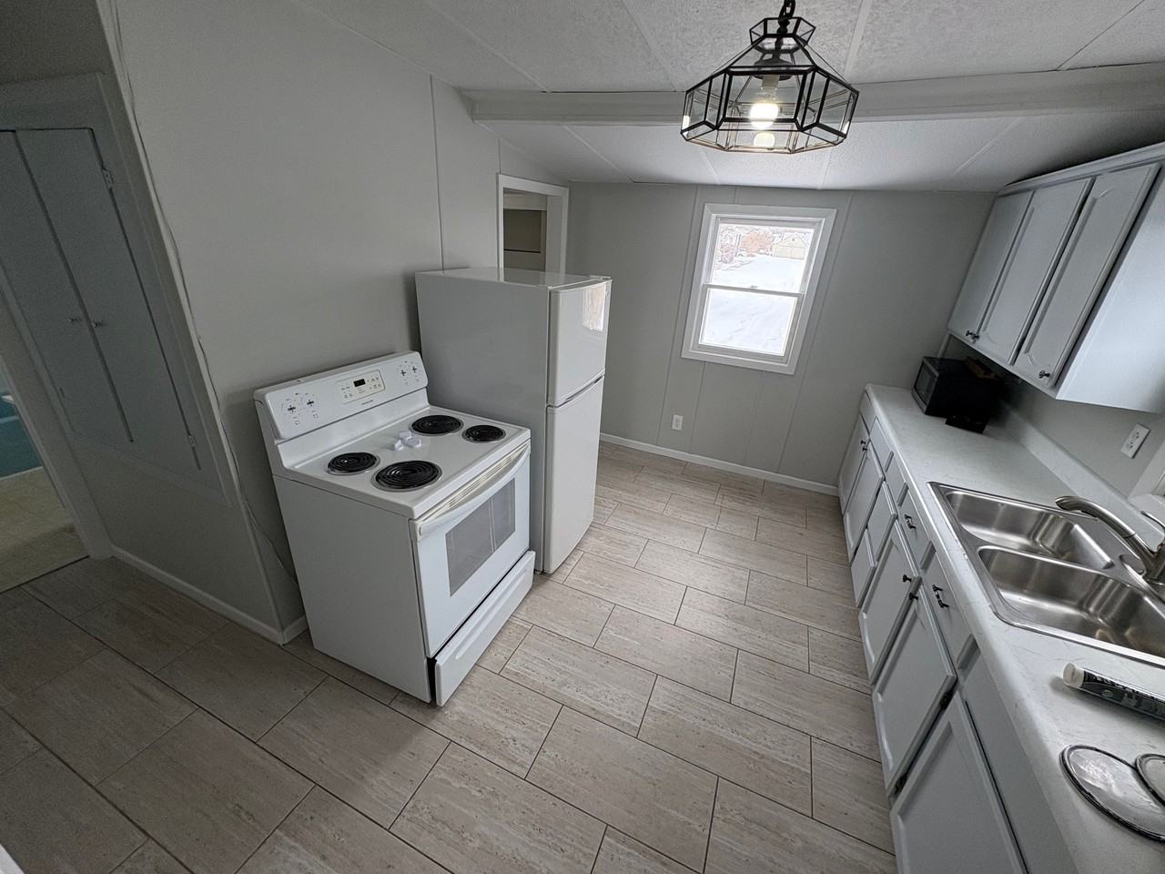 610 6th Ave W - Photo 3 of 10