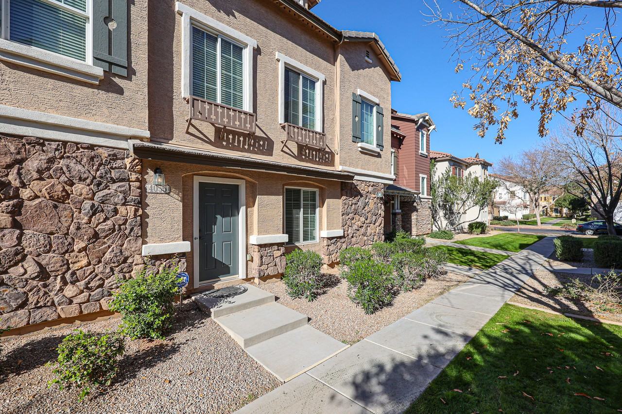 4057 E Windsor Dr - Photo 2 of 39