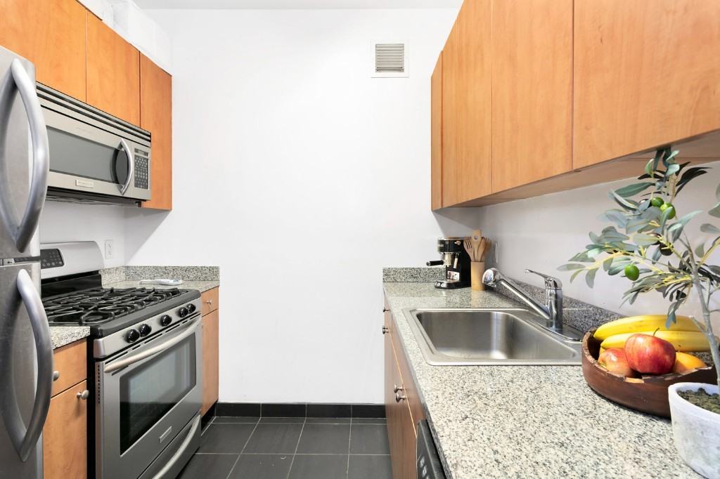 505 W 37th St #2112 - Photo 3 of 6