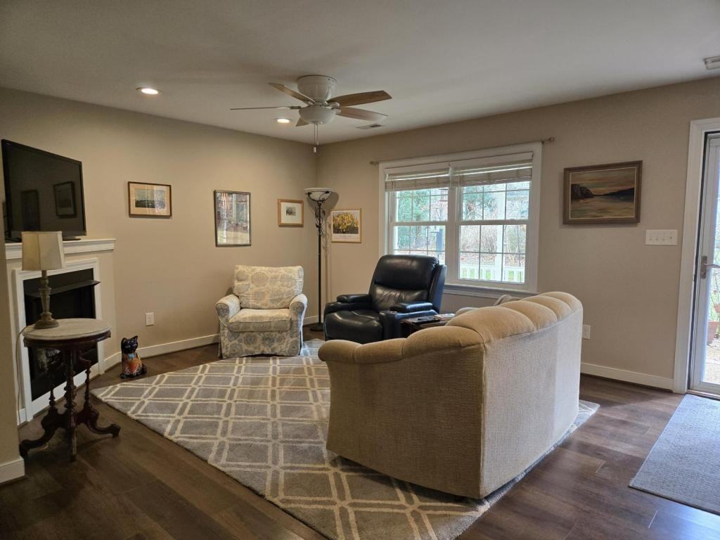 7146 Hunters Pointe Dr - Photo 3 of 9