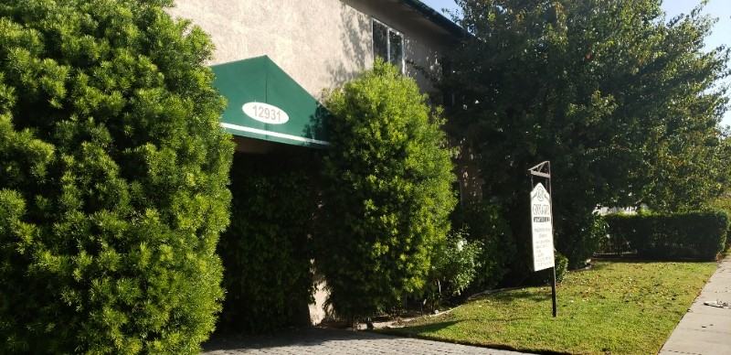 12931 Oxnard St - Photo 2 of 10