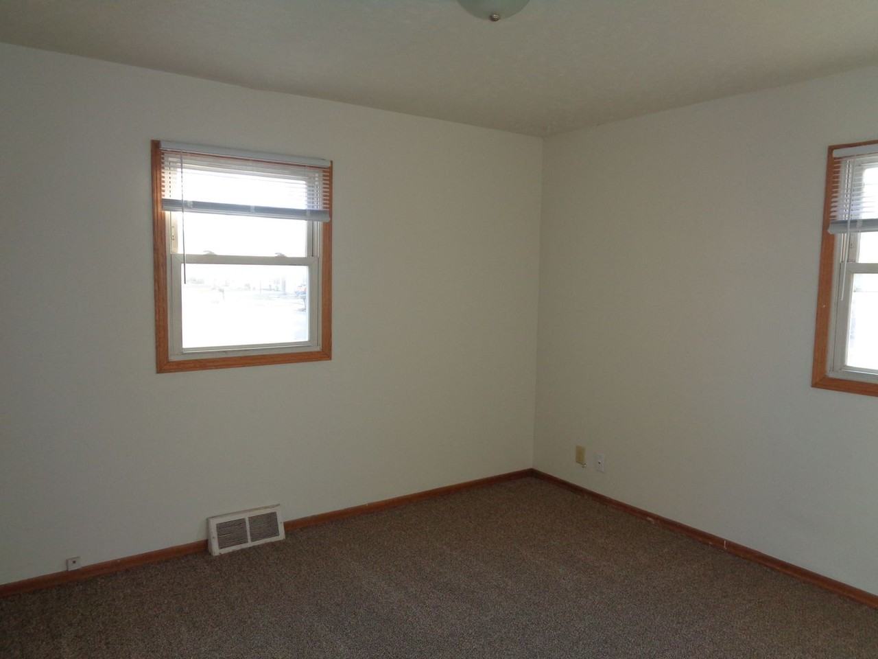 5200 Myrtle St - Photo 5 of 13