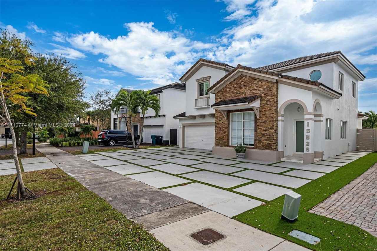 15528 Sw 16th St - Photo 2 of 8