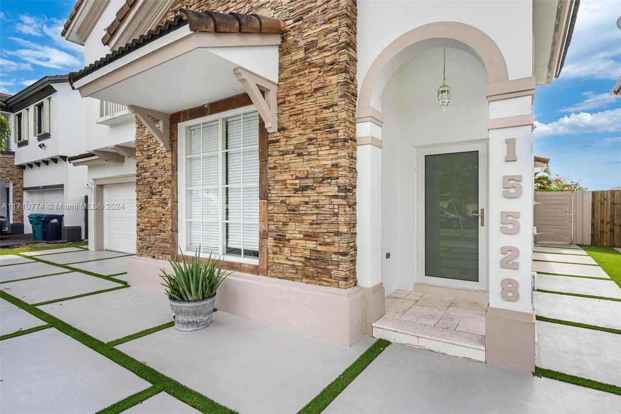 15528 Sw 16th St - Photo 3 of 8