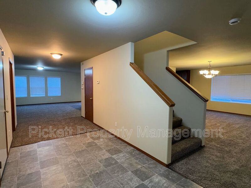 560 Nw Arendal Way - Photo 4 of 28