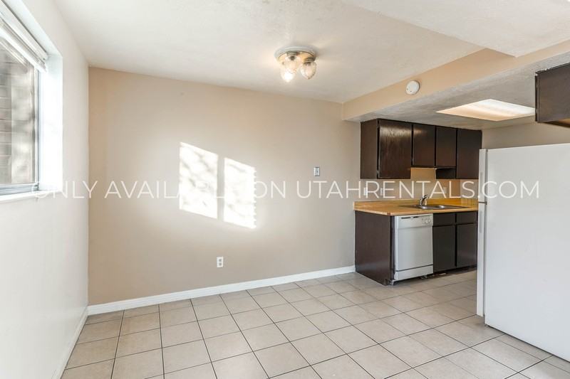 232 W Foxbridge Dr - Photo 3 of 17
