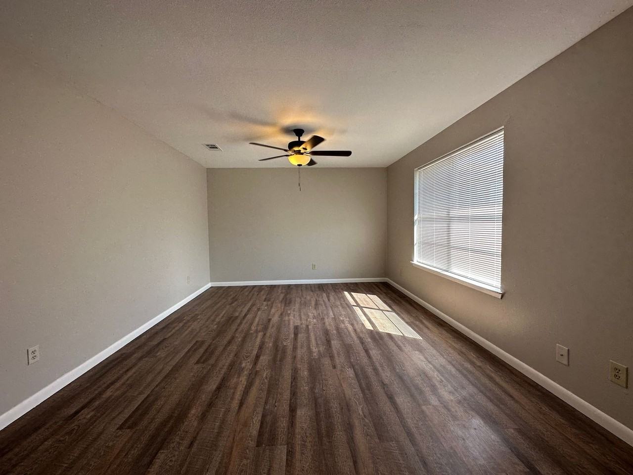 7316 Sanger Ave - Photo 2 of 8